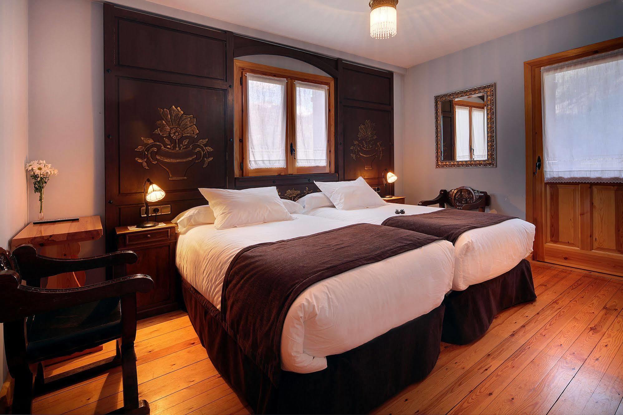 โฮเต็ล บูทิก เมดิโอเดีย Hotel ปลัน ภายนอก รูปภาพ